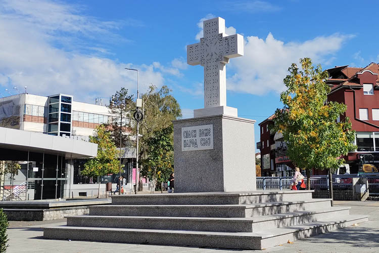 Камени крст у масиву - градски трг Лозница
