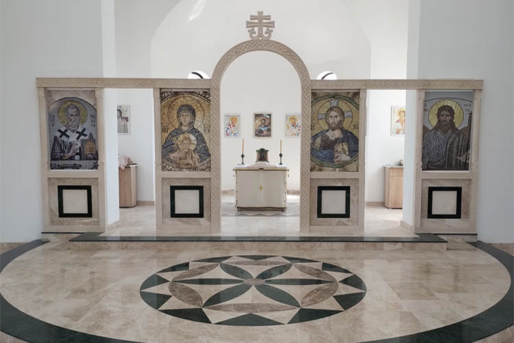 Камени иконостас са Студеничким крстом