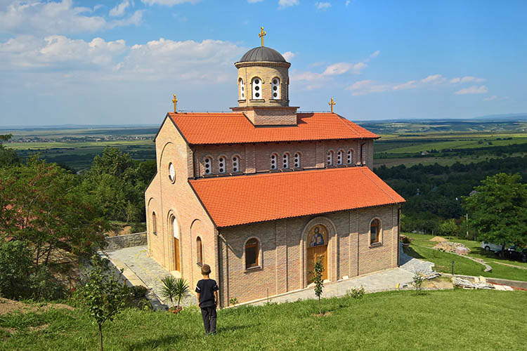 Камене стазе, поплочавање, камени прозори са кружним отворима - манастир Средиште.