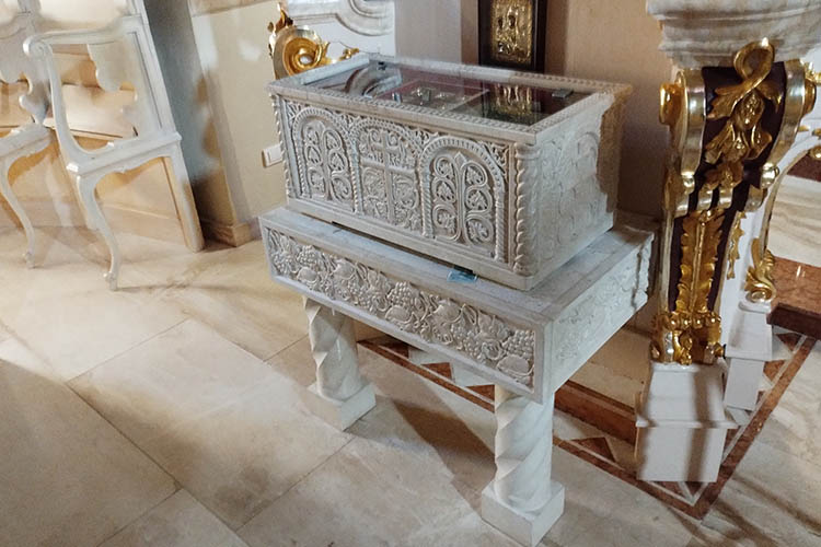 Камени кивот од Ботаћино мермера манастира Јазак на Фрушкој Гори.