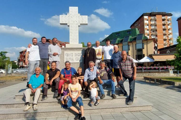 Montaza kamenog krsta na trgu u Loznici (2)