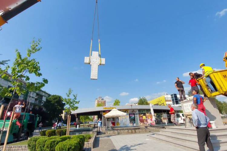 Montaza kamenog krsta na trgu u Loznici (3)