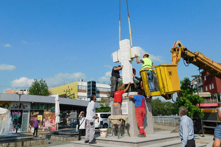 Montaza kamenog krsta na trgu u Loznici (4)