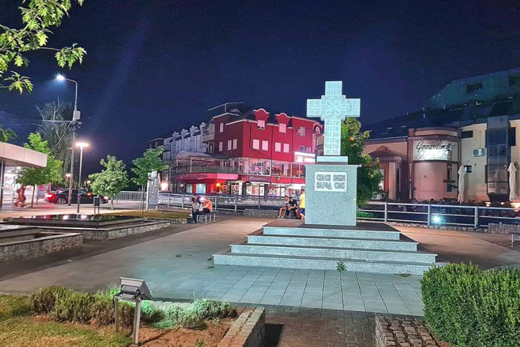 Trg kod krsta loznica pogled nocu