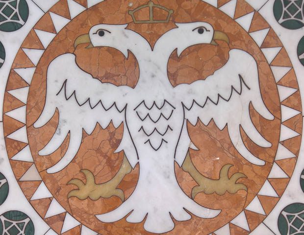 crkva svetog marka vranje kameni pod sa intarzijama i kameni tronovi za ikone (3)