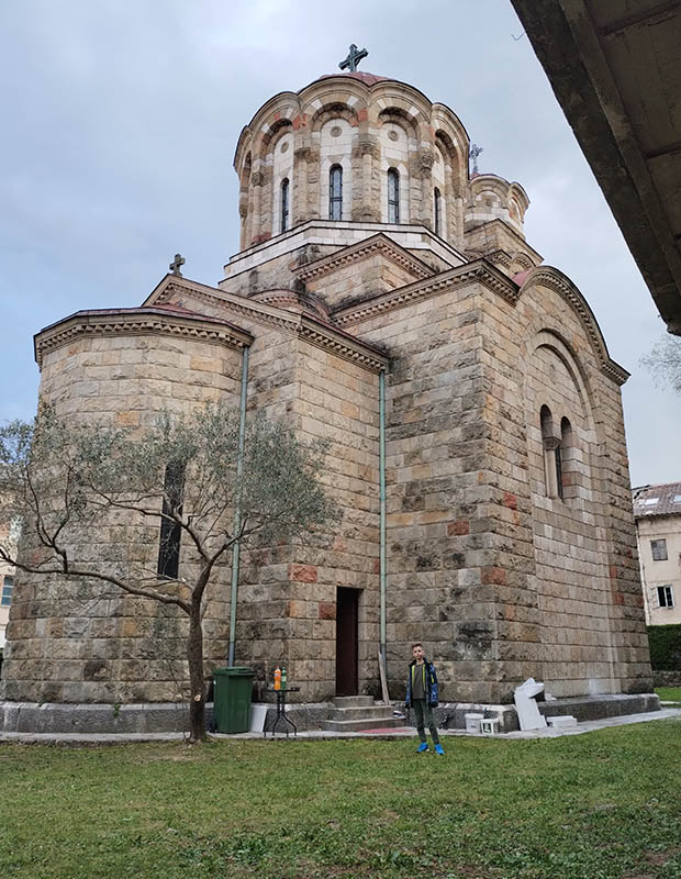 https://kavalakamen.rs/wp-content/uploads/2023/12/gornje-mesto-sa-sintronosima-crkva-pokrova-Presvete-Bogorodice-knin-7.jpg