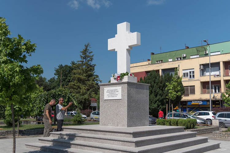 kameni krst trg Loznica (1)