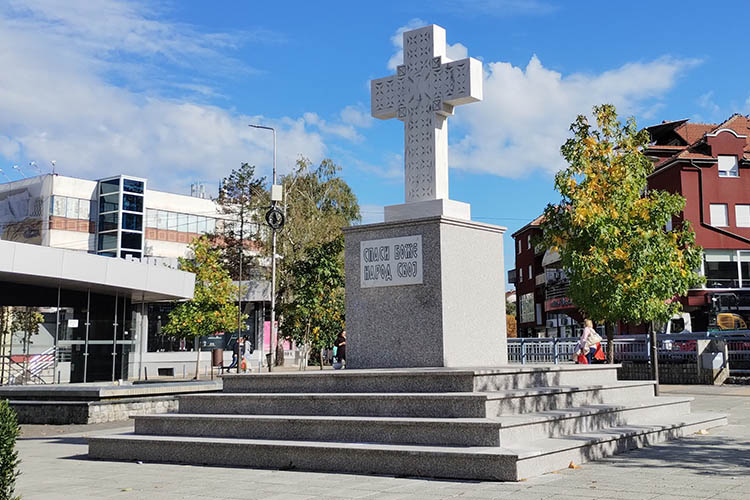 https://kavalakamen.rs/wp-content/uploads/2023/12/kameni-krst-trg-Loznica-5.jpg