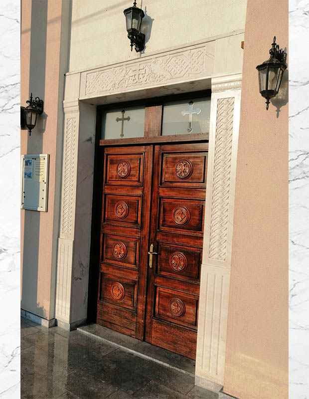 https://kavalakamen.rs/wp-content/uploads/2023/12/kameni-portal-crkva-svetog-dakona-avakuma-i-igumana-pajsija-zemun-1.jpg