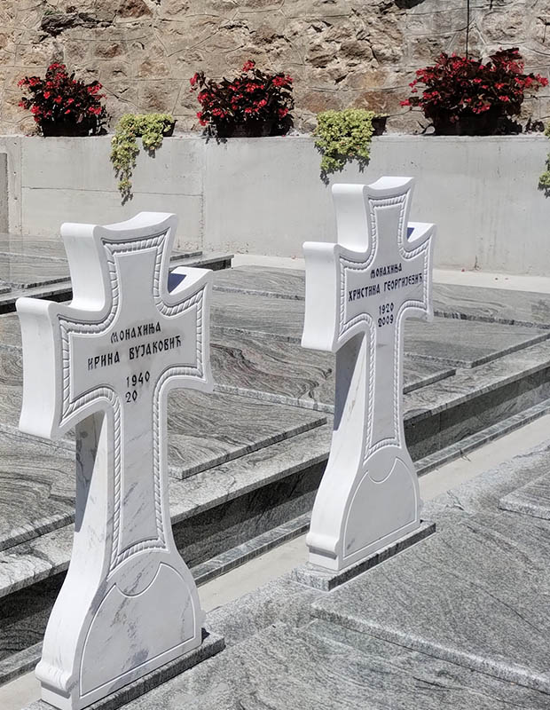 https://kavalakamen.rs/wp-content/uploads/2023/12/nadgrobni-spomenici-manastirsko-groblje-1.jpg