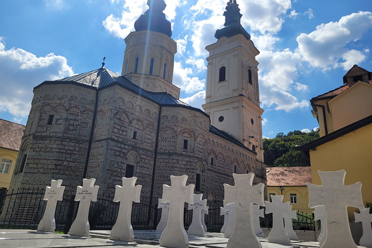 https://kavalakamen.rs/wp-content/uploads/2023/12/osuncano-manastirsko-groblje-jazak.jpg