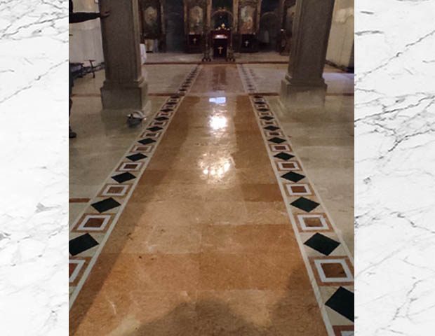 Под са интарзијама црква светог Георгија у Јарку унутрашњост цркве 5