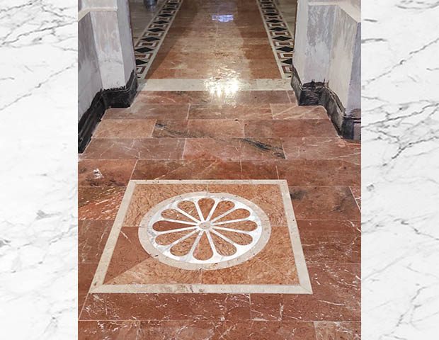 Под са интарзијама црква светог Георгија у Јарку унутрашњост цркве 4