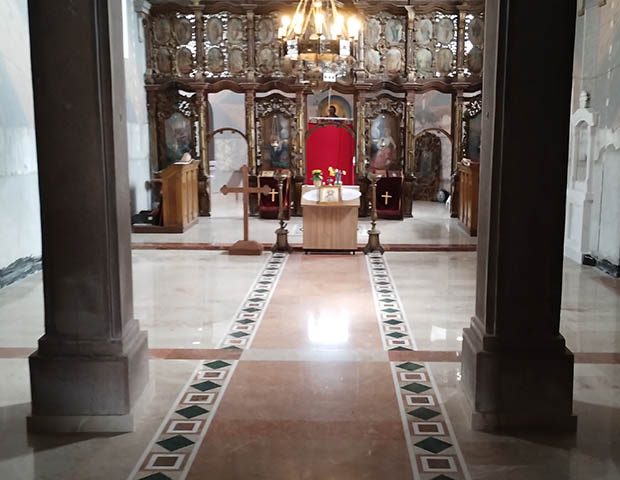 Под са интарзијама црква светог Георгија у Јарку унутрашњост цркве 3