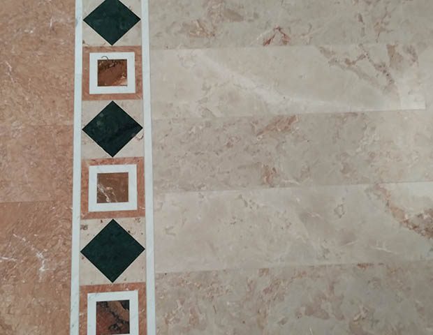 Под са интарзијама црква светог Георгија у Јарку унутрашњост цркве детаљ 2