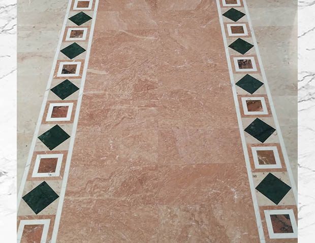 Под са интарзијама црква светог Георгија у Јарку унутрашњост цркве стаза