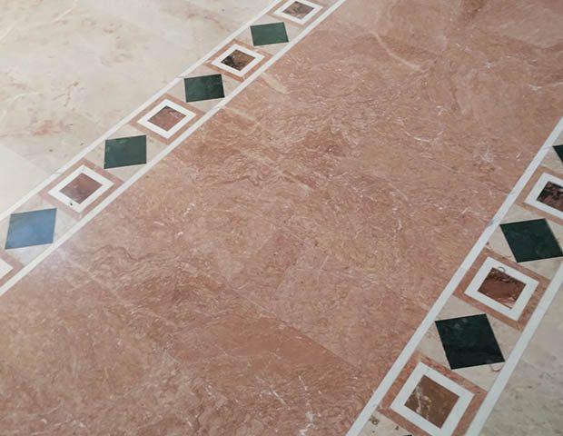 Под са интарзијама црква светог Георгија у Јарку унутрашњост цркве детаљ