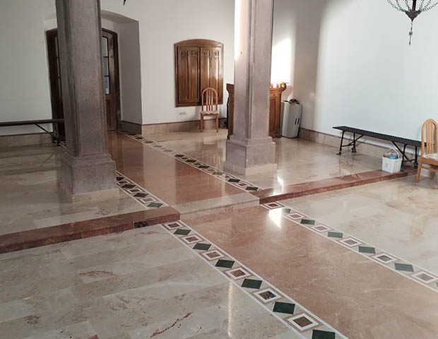 Под са интарзијама црква светог Георгија у Јарку унутрашњост цркве