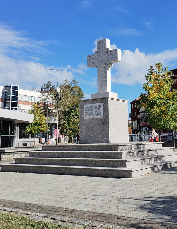 Камени крст у масиву - градски трг Лозница