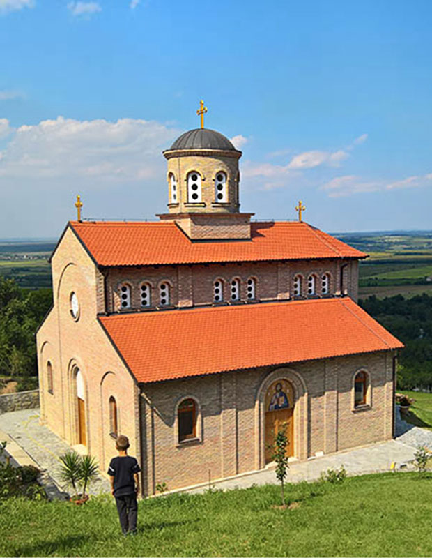Камене стазе, поплочавање, камени прозори са кружним отворима - манастир Средиште.