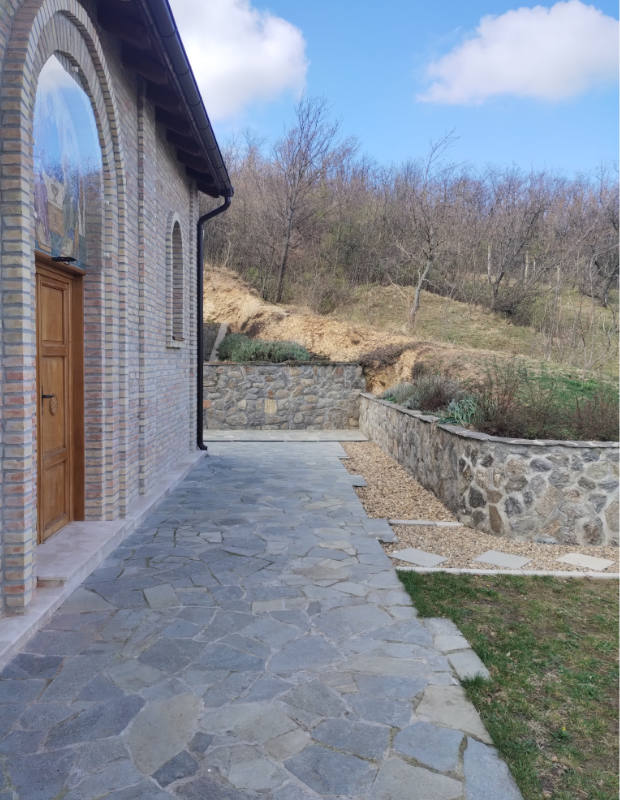 Манстир Средиште поплочавање каменом