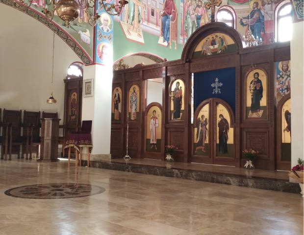 Камени под манастир средиште са интарзијама