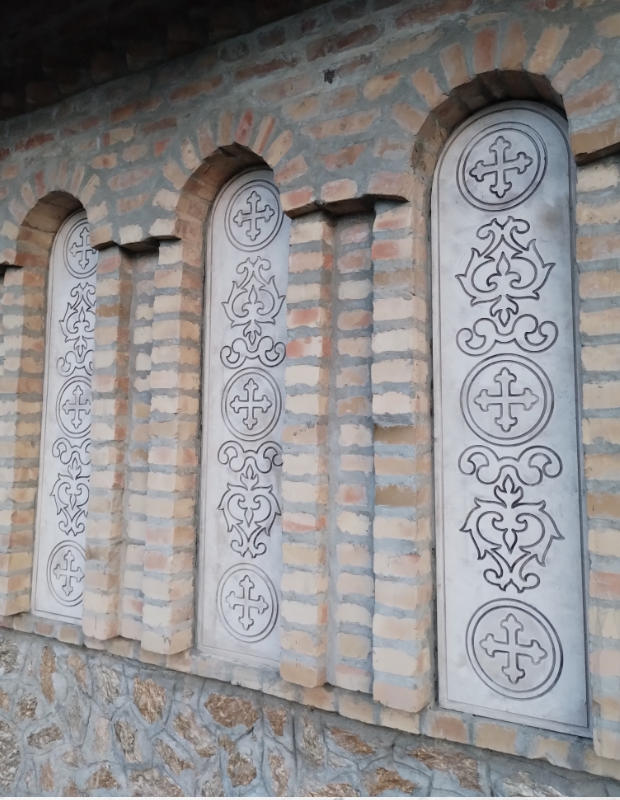 Камени-слепи-прозори манастир Средиште 2