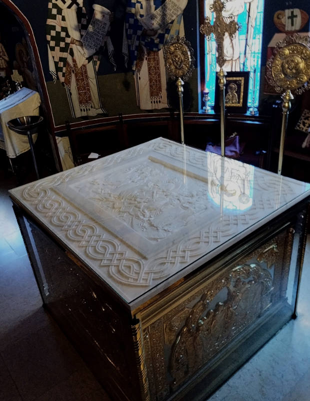 Свети-престо-Васкрсење-Христово-Храм-Светог-Василија-Острошког-Бежанијска-коса