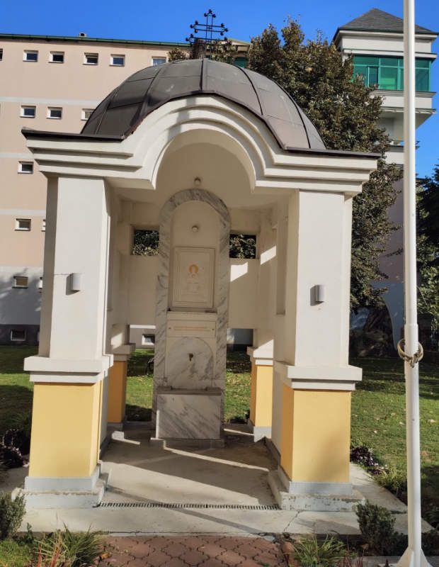 Камена спомен чесма у цркви Свете Тројице у Руми