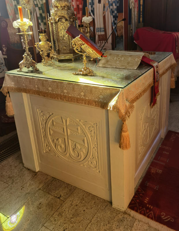 Камени Свети Престо са Студеничким крстом