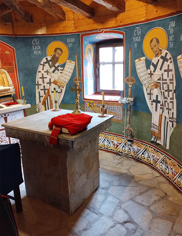 Свети престо од ломљеног камена