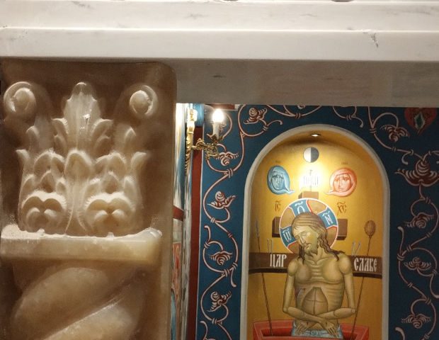 Детаљ иконостаса и камене пластике параклиса Светог Васкрсења Христовог - Централни затвор