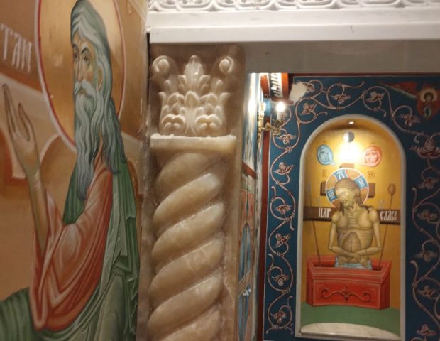 Детаљ иконостаса и камене пластике параклиса Светог Васкрсења Христовог Централни затвор