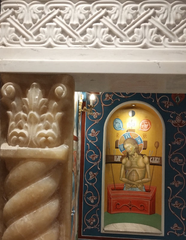 Детаљ иконостаса и камене пластике параклиса Светог Васкрсења Христовог - Централни затвор